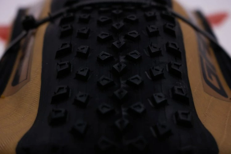 CHAOYANG GRAHAM TLR 29X2.20 NEG/MRR - Imagen 3